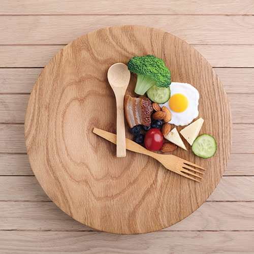 Assiette en bois avec des aliments sains