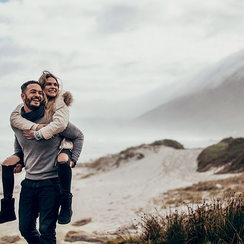 couple heureux sur la plage