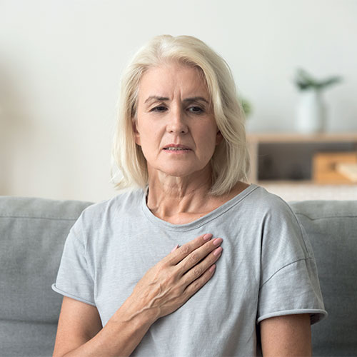 femme inquiète se tenant la poitrine