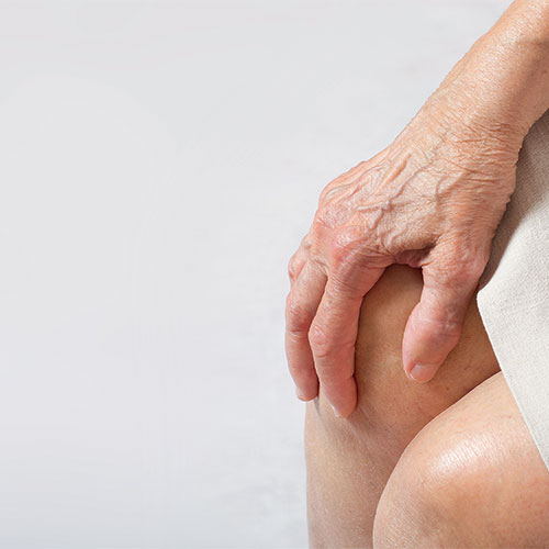 photo représentant une main sur un genou douloureux