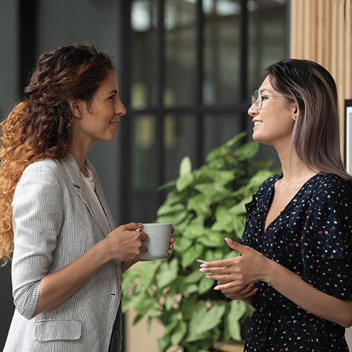 Deux femmes en plein discussion