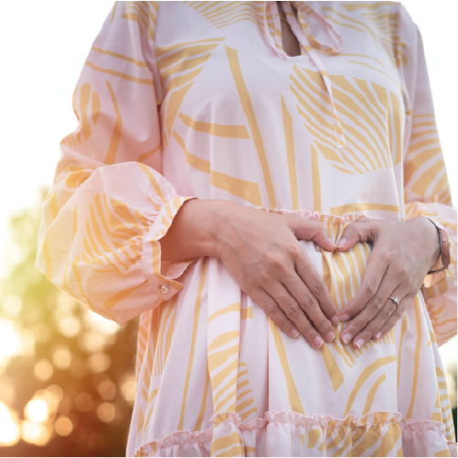 Femme enceinte qui se tient le ventre