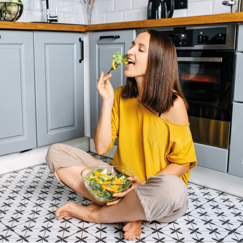 femme qui mange par terre