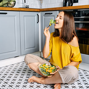 une femme qui mange