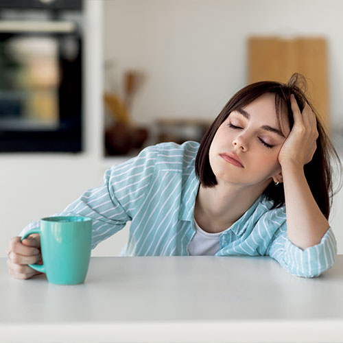 Femme qui somnole car elle a consommé trop de sucre