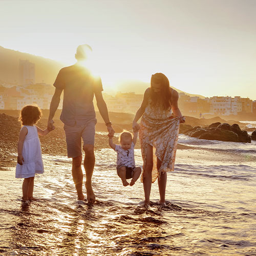 famille heureuse sous le soleil couchant