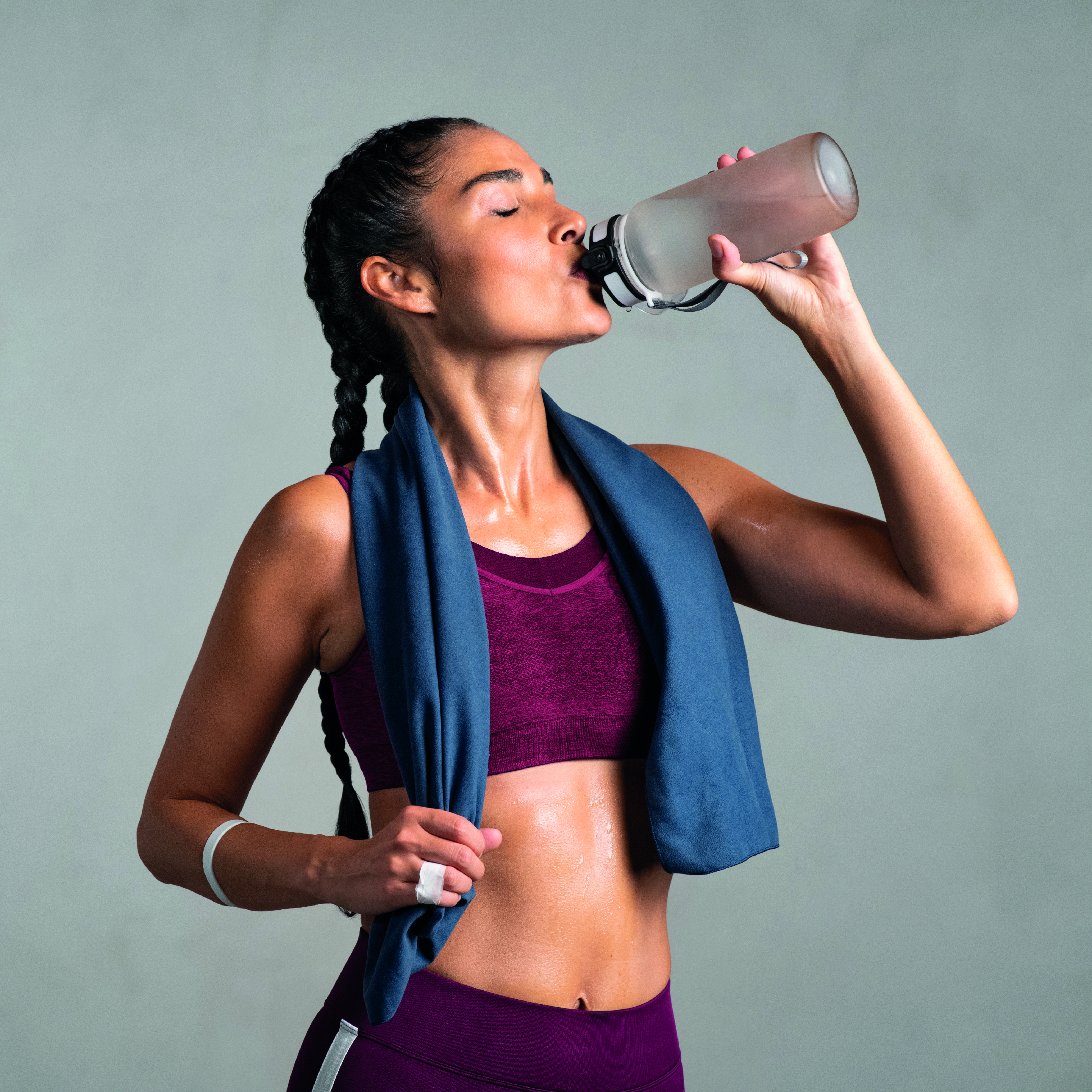 femme sportive qui boit de l'eau