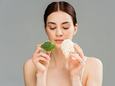 Les aliments à éviter pour l’acné et les bons réflexes pour une peau plus nette