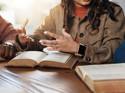 Améliorer la relation praticien–consultant grâce à l’analyse gestuelle